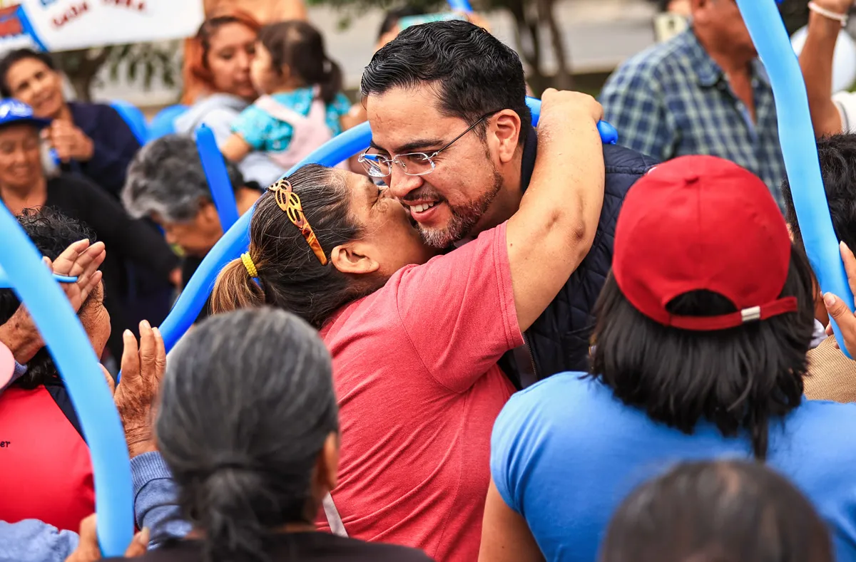 Una vecina abraza a César Pérez durante un recorrido