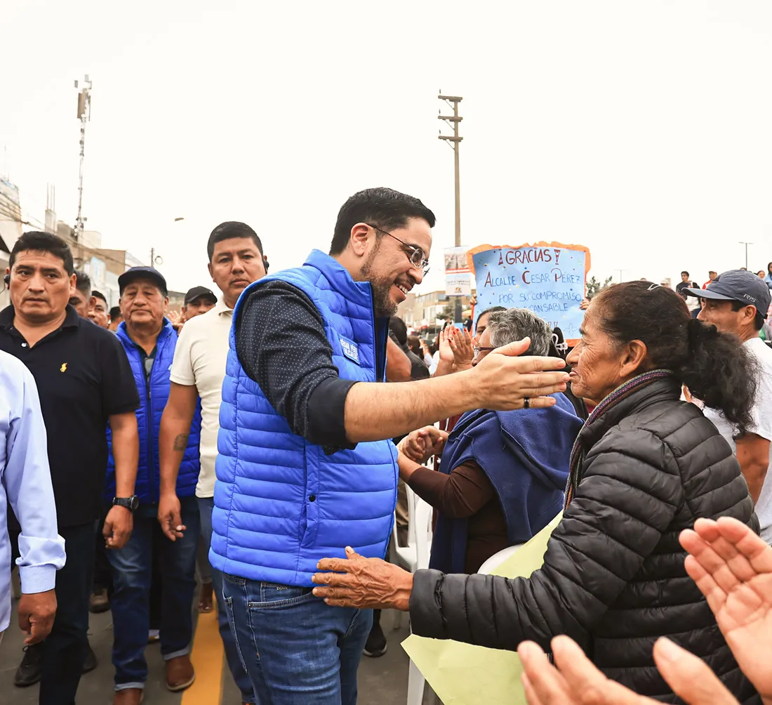 César Pérez saluda a vecinas y vecinos durante un recorrido por el Callao