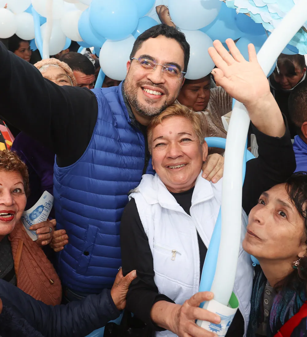 César Pérez se toma una selfie con vecinas del Callao entre globos celestes
